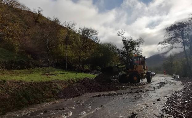 Habilitan un carril de la AS-15 a altura de Fondos de Vega, en Degaña, que permanecía cortada por un argayu