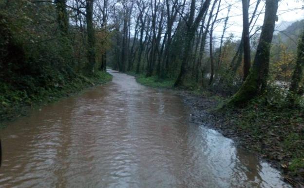 El desbordamiento de los ríos Nalón y Trubia obliga a cortar varias carreteras en la localidad