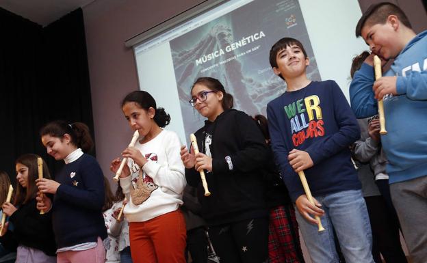 Alumnos asturianos componen música genética contra la leucemia linfática crónica