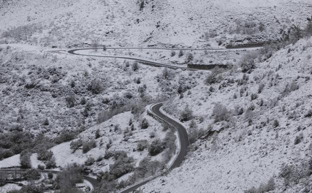 Un temporal que se recrudecerá esta madrugada cierra el Huerna y Pajares a camiones