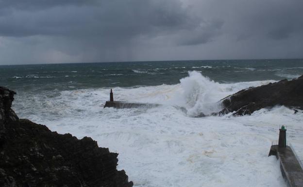 El intenso oleaje azota Viavélez