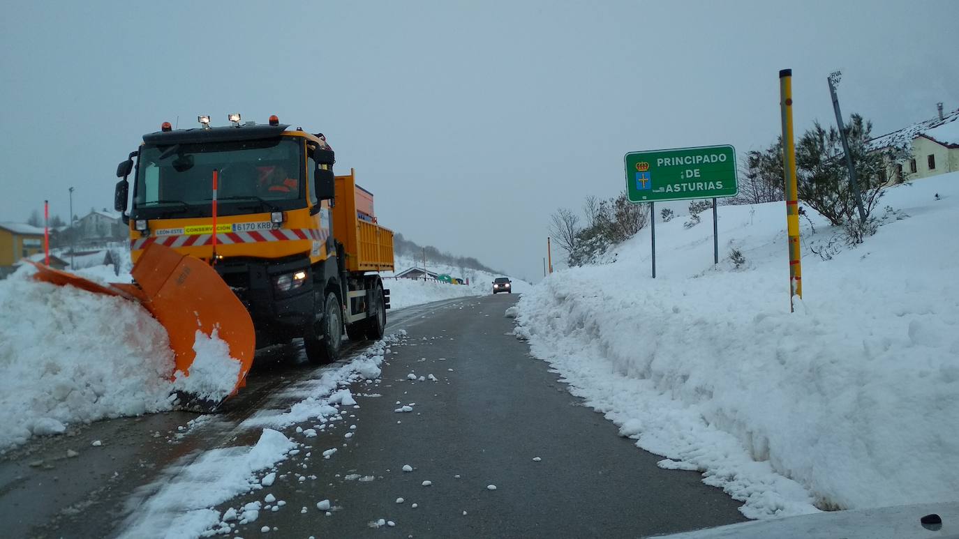 Intensas nevadas complican el tráfico por Asturias