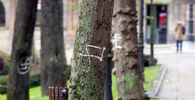 Aparecen tres árboles del Campo pintados con esvásticas nazis