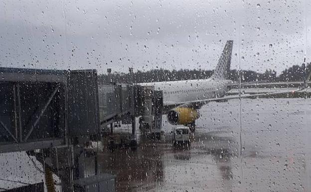 Temporal en Asturias | Aplazado un vuelo a Tenerife después de que un rayo alcanzase el avión