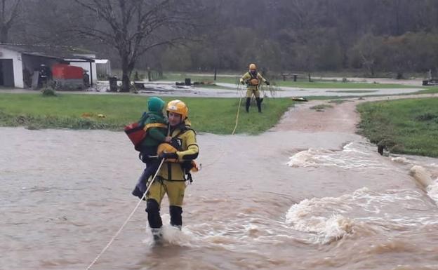 Temporal en Asturias | El desbordamiento del río Piloña obliga a rescatar a una familia