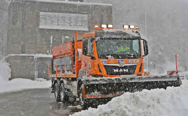 El temporal colapsa las carreteras de Asturias y extrema la vigilancia en los ríos