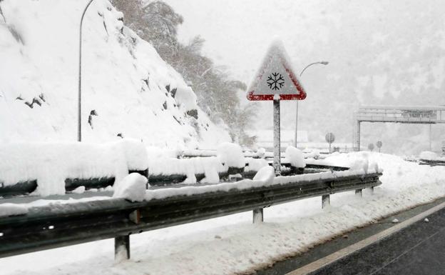 Los pasajeros de cuatro trenes de media y larga distancia entre Asturias y la Meseta, trasladados en bus