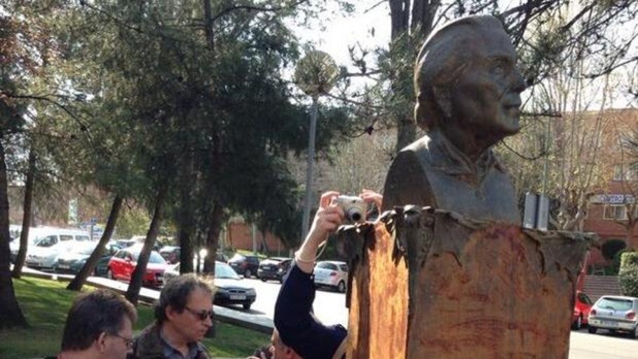 Derriban la estatua de La Pasionaria en la localidad madrileña de Rivas