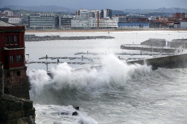 Olas de casi 10 metros azotan el litoral