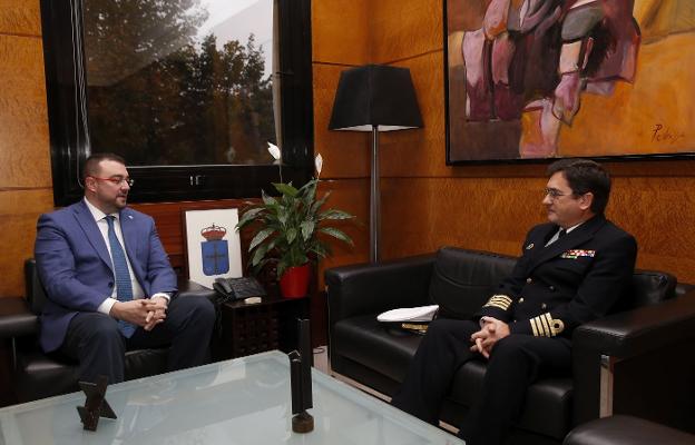 Barbón se reunió con el comandante naval César Orueta