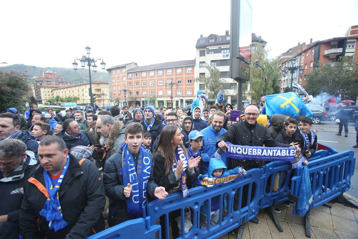 Así ha respaldado la afición al Real Oviedo desde la salida del hotel
