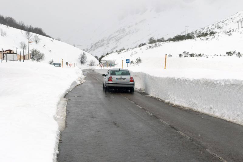 San Isidro luce un espeso manto de nieve