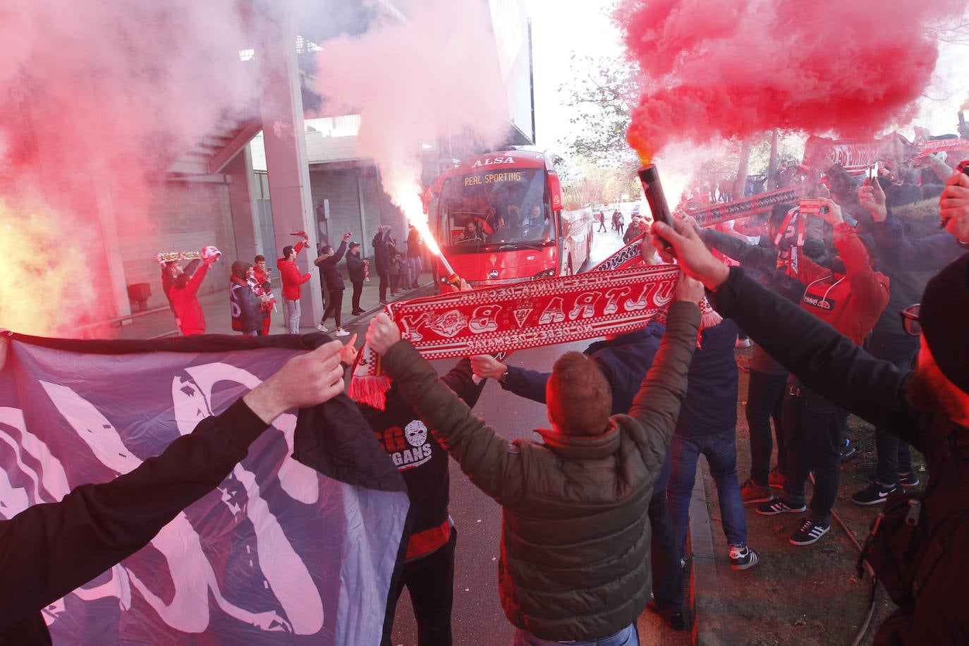 La afición del Sporting, volcada con su equipo antes del derbi