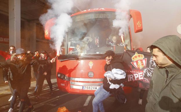 Así despidió la afición del Sporting al equipo en El Molinón