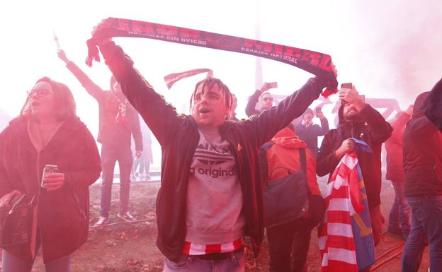 Real Oviedo-Sporting | La afición del Sporting arropa al equipo en su salida hacia Oviedo: «No estáis solos»