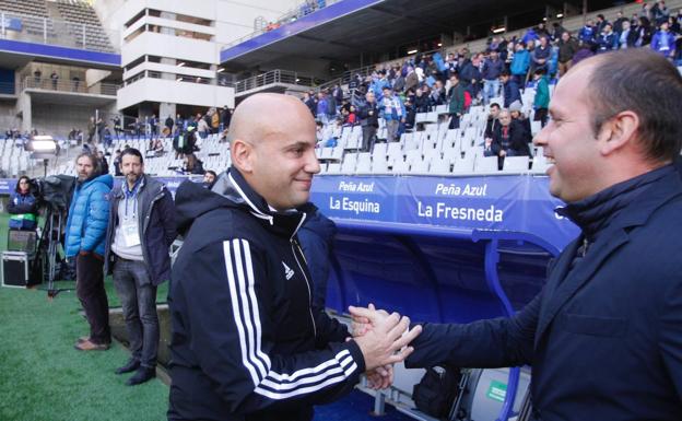 Real Oviedo-Sporting | Choque de manos entre los entrenadores antes de arrancar el derbi