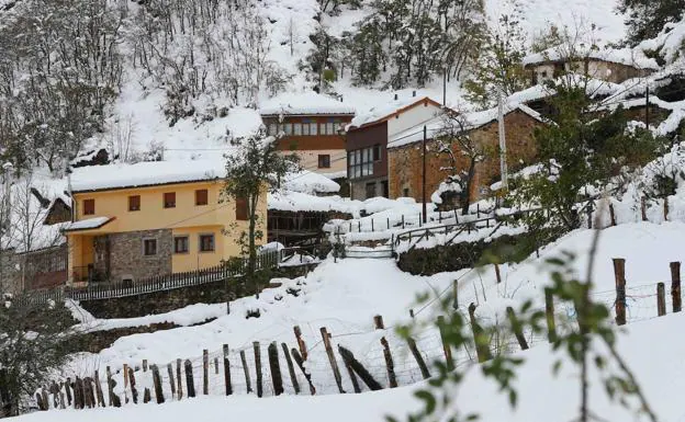 Somiedo, cubierto de nieve este sábado./