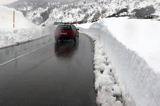Adrián Barbón asegura que será «tajante y exigente» con Aucalsa por el cierre del Huerna