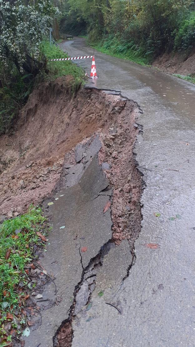 «Los vecinos se juegan la vida cada vez que tienen que pasar por esta carretera»