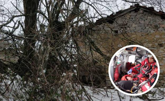 Rescatan a un anciano con hipotermia en una cabaña de Proaza