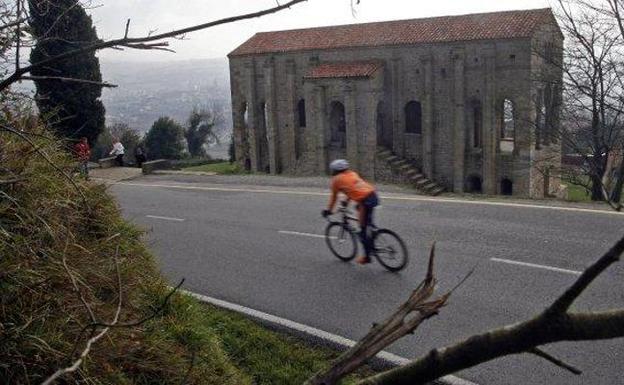 Cofiño promete «respeto escrupuloso» al Naranco en el diseño de la Ronda Norte