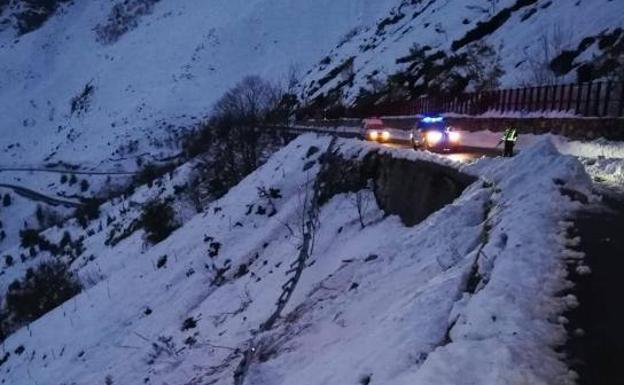 Un alud derriba varios metros de quitamiedos en la carretera a Fuentes de Invierno