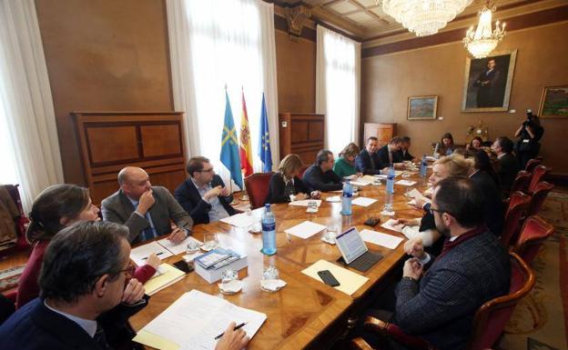 La Junta aprueba la previsión de una subida salarial del 2,2% para los diputados