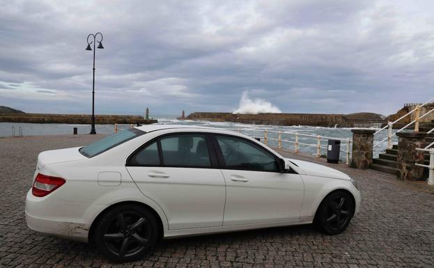 Fallece un pescador arrastrado por una ola en Tapia: «La mar estaba loca»