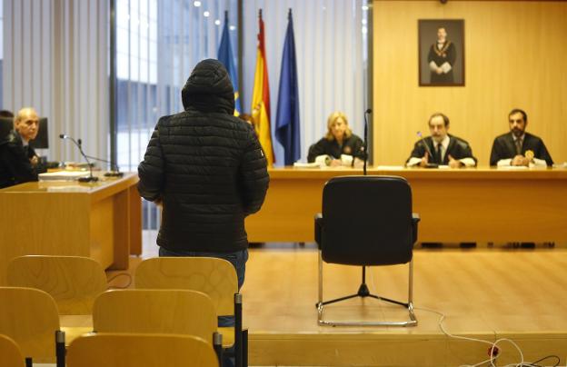 Acepta dos años de cárcel por apuñalar a su hermano en Tremañes en noviembre de 2018