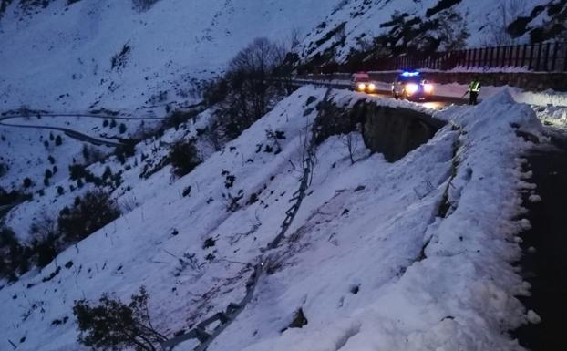 Un alud corta durante una hora la carretera de Felechosa a San Isidro