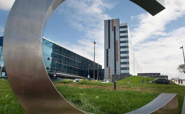 Trasladan al HUCA a una mujer que se sintió indispuesta mientras circulaba por la A-66