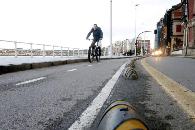 El Ayuntamiento de Gijón quiere ensanchar el carril-bici del Muro por el aumento de los patinetes