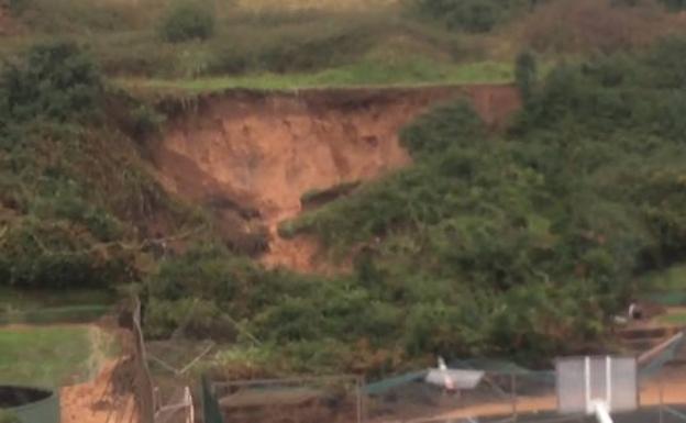 Un argayo sepulta la zona deportiva de la urbanización Playa de Xivares