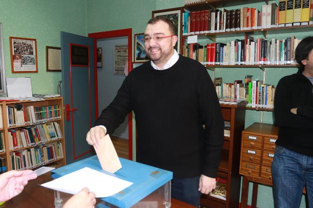 El 92% de los socialistas apoya el pacto con Podemos