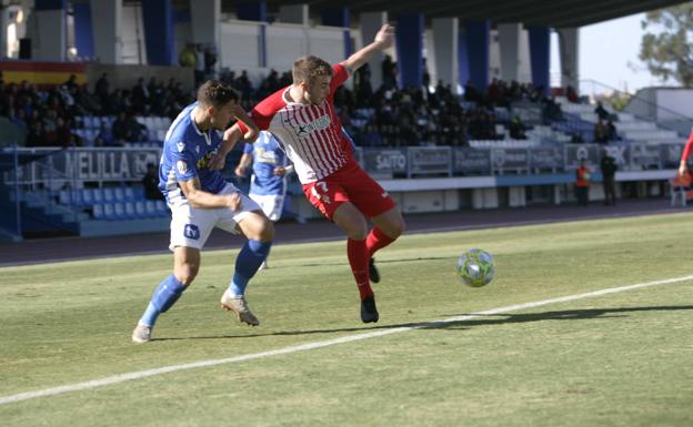 El Sporting B sucumbe en Melilla y continúa en problemas