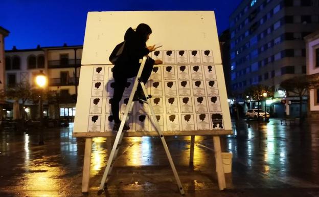 25N en Asturias | El Oriente amanece con esquelas en recuerdo de las víctimas de la violencia machista