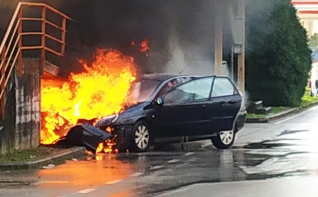 Cuatro heridos al colisionar su coche contra un centro comercial en El Entrego