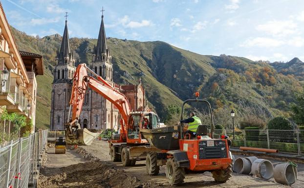 Las obras avanzan en Covadonga en el primer día con cortes al tráfico