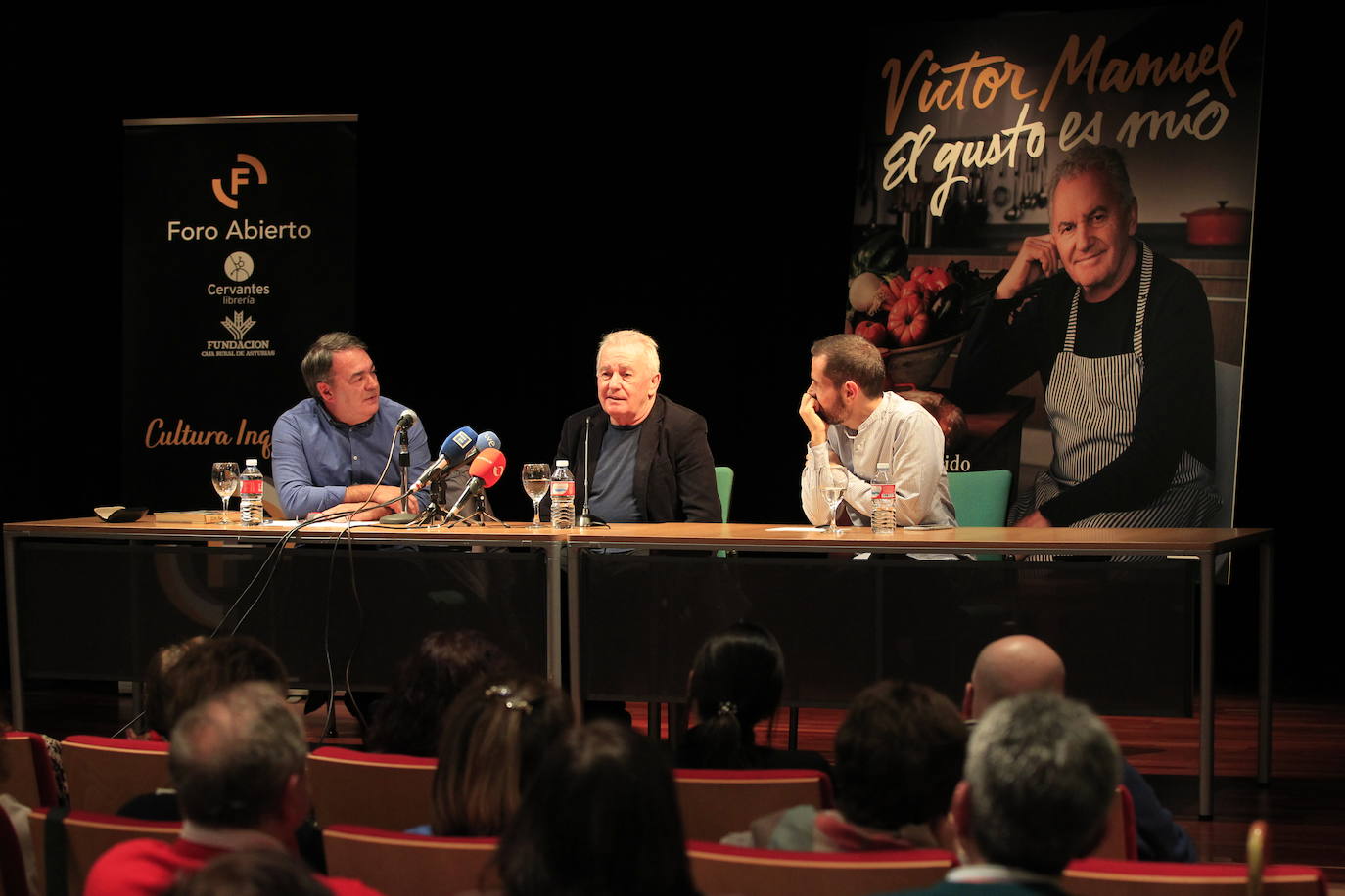 Víctor Manuel presenta su libro 'El gusto es mío'