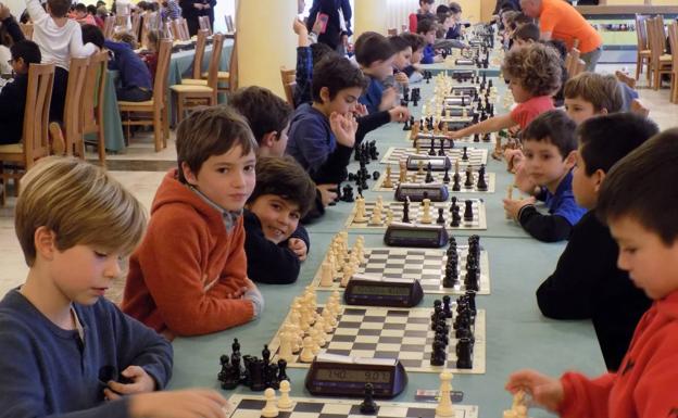El Campeonato de ajedrez Escolar gijonés reúne a 250 jóvenes