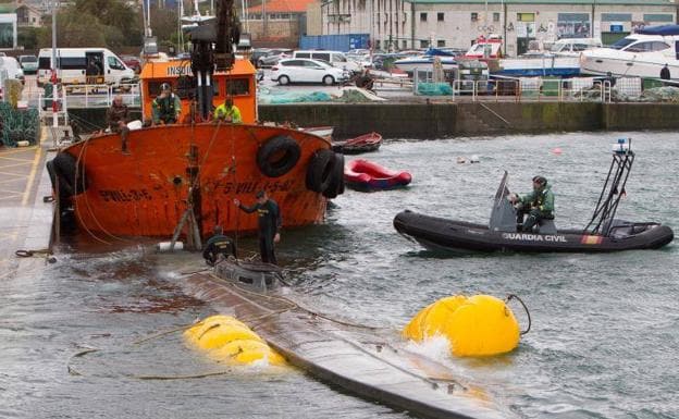 Remolcan a puerto el narcosubmarino que llegó a la costa asturiana