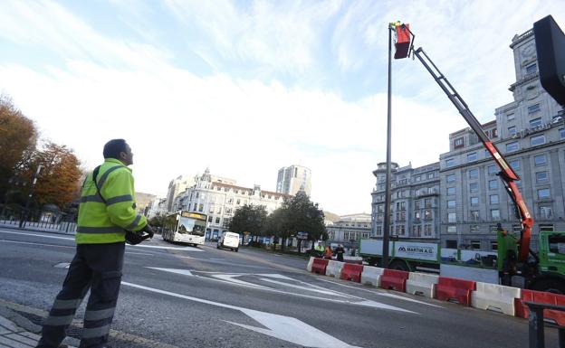 El Ayuntamiento de Oviedo inicia la colocación del mástil de 50.000 euros de la bandera de La Escandalera