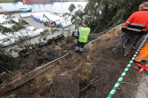 Un camión vuelca en la cuesta de El Estrellín al ceder el suelo de la calzada