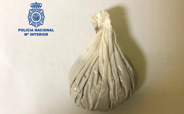 Detienen en Gijón a un matrimonio por vender heroína en la casa en la que vivían con sus hijos