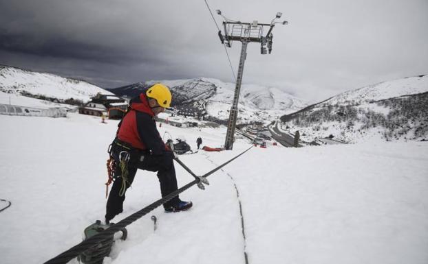 Comienza la revisión a contrarreloj del telesilla de Valgrande-Pajares