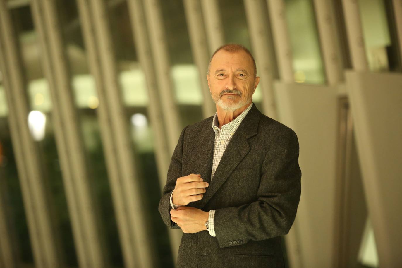 Pérez Reverte: «Ruego a los próximos asaltantes que lleven tirantes con bandera española, que atenúa mucho»