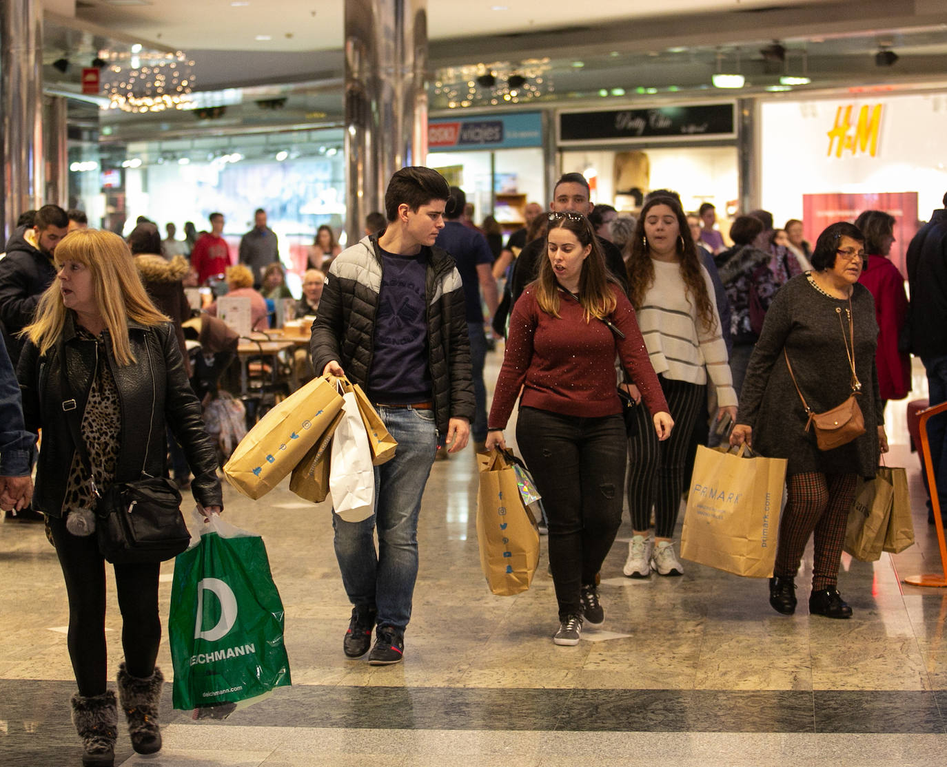 El 'Black Friday' llena las tiendas en Asturias