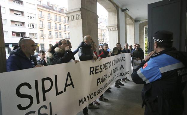 Una mujer registra una queja por los «ruidos estrepitosos» causados en la manifestación de policías de Siero