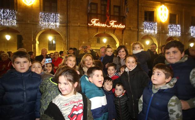 Avilés se llena de luz y color para recibir la Navidad con ilusión