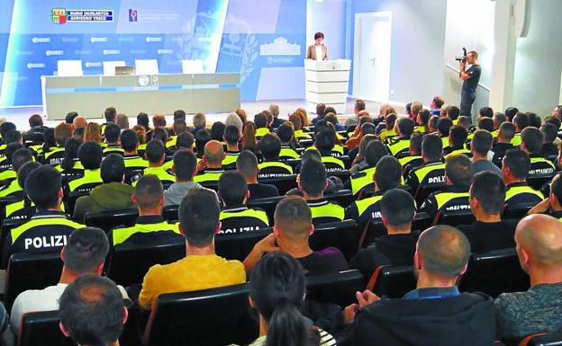 «Mallas semitransparentes, pantalones cortísimos y camisetas de niñas» para la Policía Local de San Sebastián